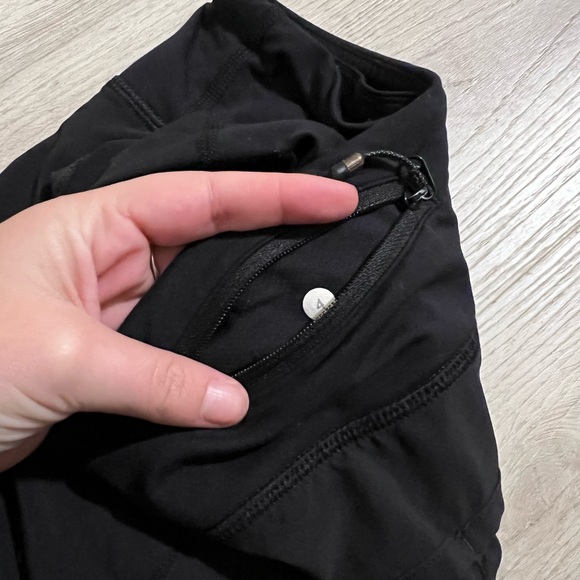 Black Lululemon speed shorts 2.5” size 4 - Picture 3 of 3
